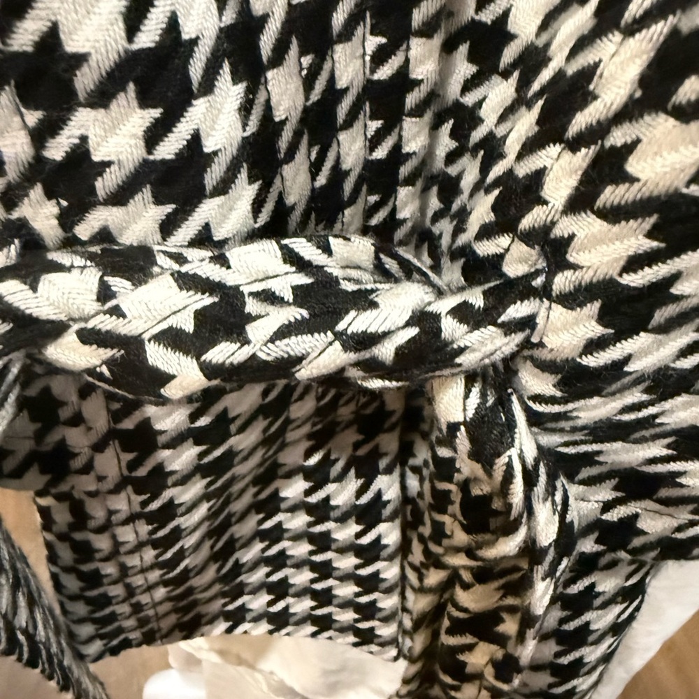 Luii Black and White Houndstooth Cape - Picture 3 of 8